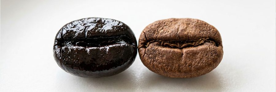 Comparativa visual entre grano de café torrefacto y café natural — NutriPsicoGen